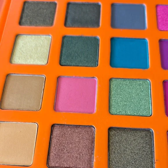 Sassy Jones Maasai Palette with Bold Colors, Makeup Remover Wipes, Lip Liner - Picture 3 of 10